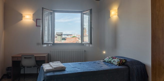 Single-double room with view on the Venetian roofs and lagoon